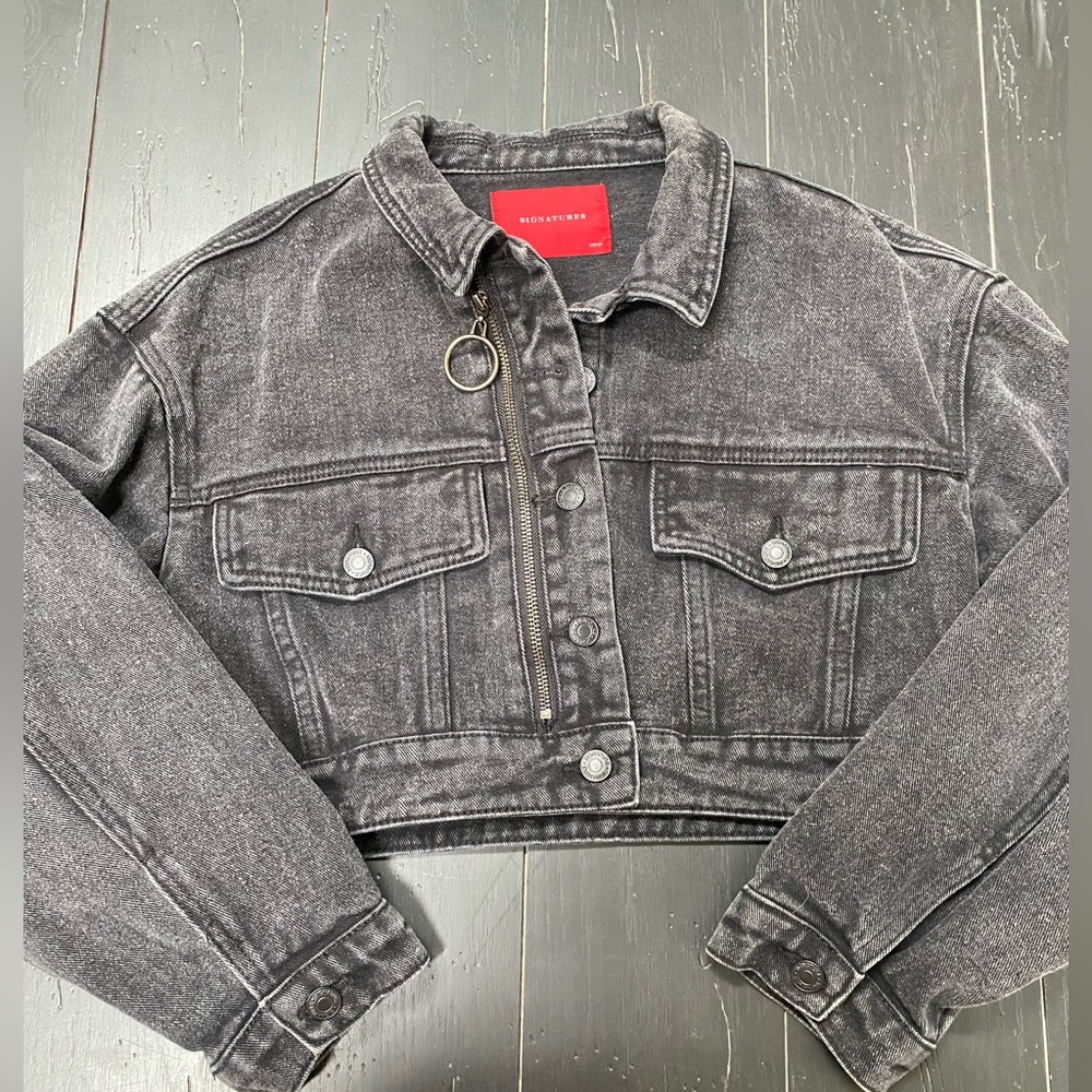 Cropped denim washed black jacket